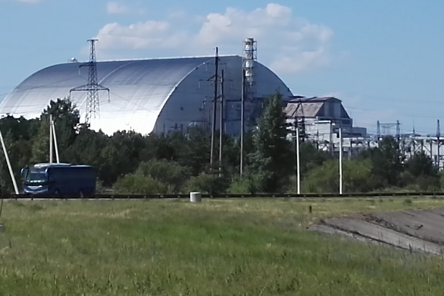  Vaizdai iš Černobylio zonos. Taip dabar atrodo sprogęs reaktorius.<br> E.Grižibauskienės nuotr.
