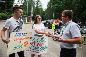 Kaune prie Zoologijos sodo – aktyvistų piketas: „Sąlygos baisios, keturkojai gyvena purvyne“