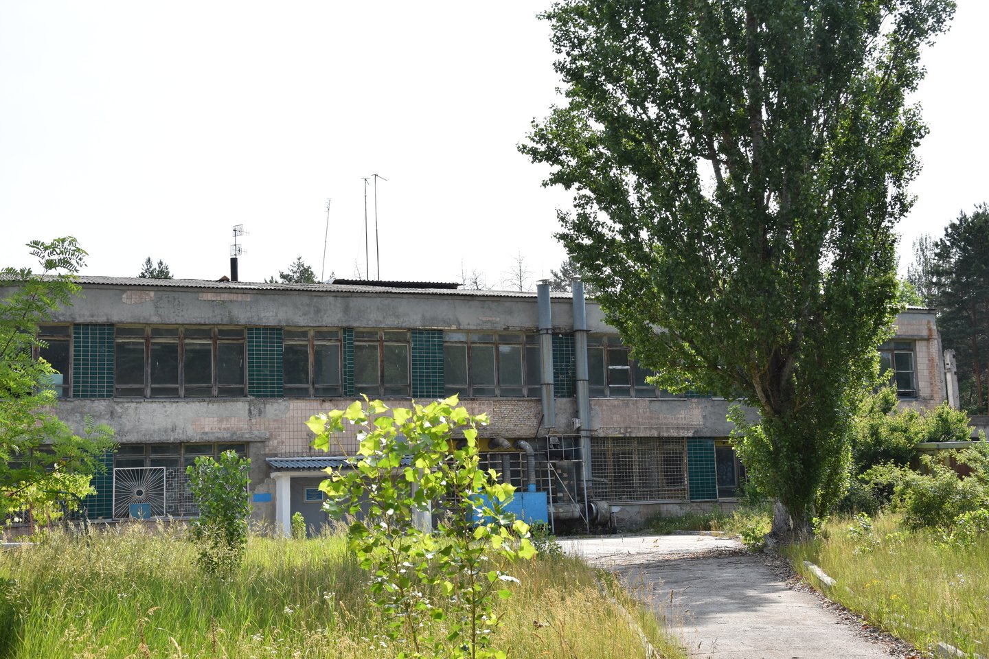 Vaizdai iš Černobylio zonos. Tai vienintelis namas Pripetėje, kur dirba žmonės. Čia yra skalbykla ir vandens paskirstymo stotis.<br>E.Grižibauskienės nuotr.