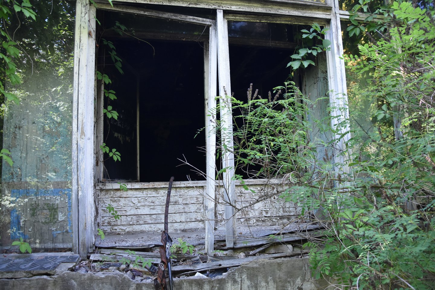 Vaizdai iš Černobylio. Oficialiai tai buvo pionierių stovyklos teritorija, o iš tikrųjų slapta karinė bazė.<br> E.Grižibauskienės nuotr