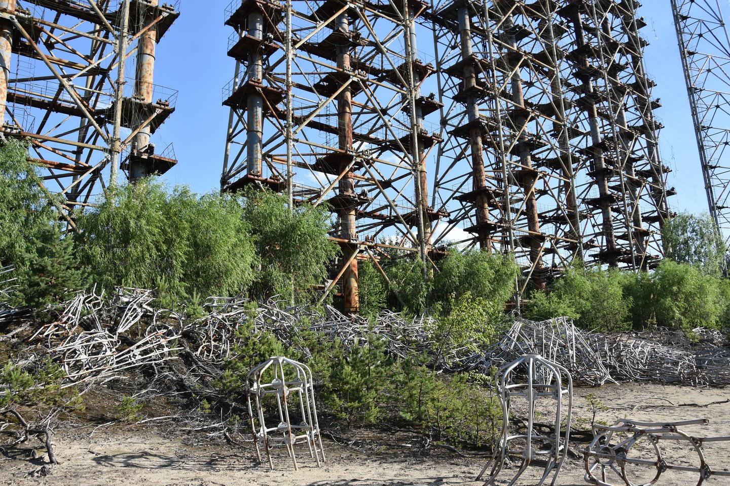 Vaizdai iš Černobylio. Po ministro įsakymo dalis antenos buvo supjaustyta ir palikta dūlėti,<br> E.Grižibauskienės nuotr