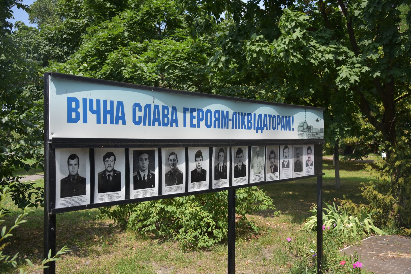 Kijeve, prie černobyliečių namo įrengta atminimo lenta žuvusiems. O daugabučiame gyvena jų šeimos.<br>Kijeve, prie černobyliečių namo įrengta atminimo lenta žuvusiems. O daugabučiame gyvena jų šeimos.