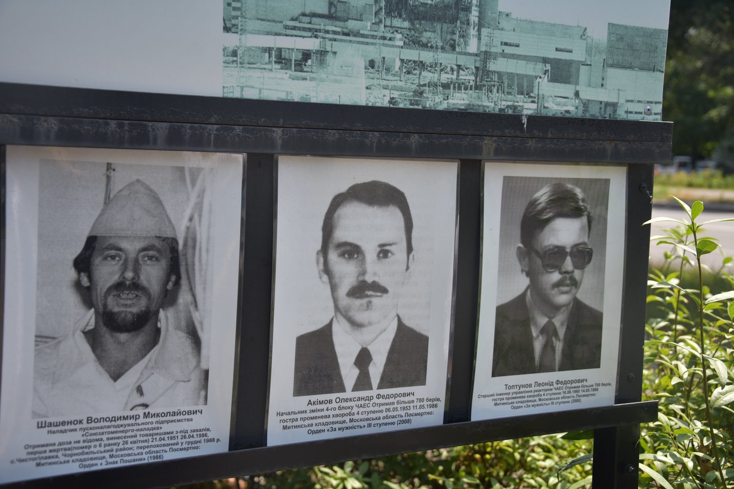 Kijeve, prie černobyliečių namo įrengta atminimo lenta žuvusiems. O daugabučiame gyvena jų šeimos.<br> E.Grižibauskienės nuotr