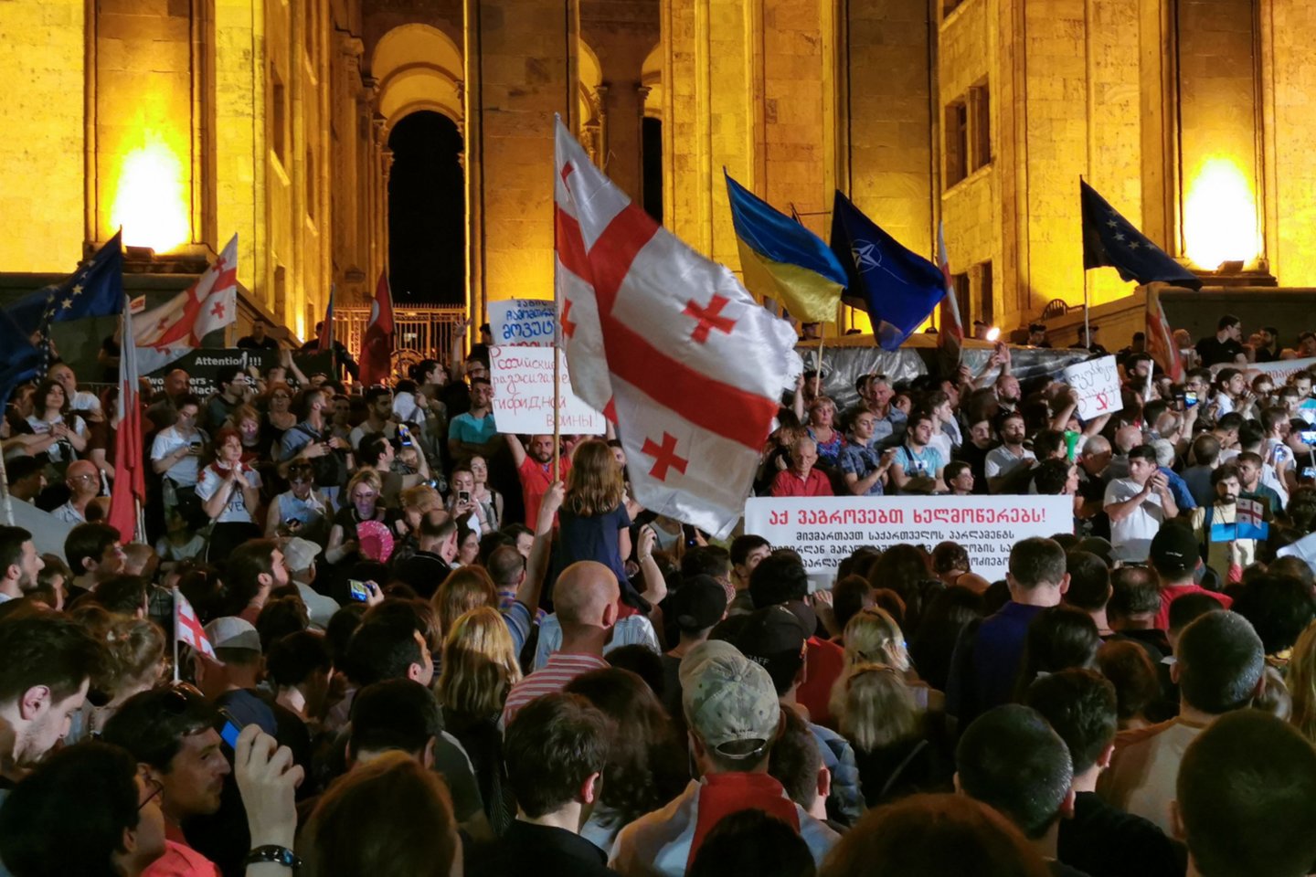  Prie Gruzijos parlamento ketvirtadienį protestavo 10 tūkst. žmonių.<br> AFP/Scanpix nuotr.