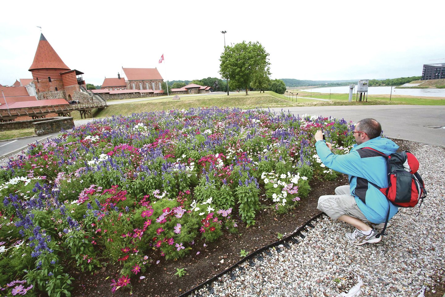 Net trys dideli gėlynai yra įrengti prie Kauno pilies. Jie dažnai laistomi ir kruopščiai prižiūrimi, todėl į miestą atvykstantys turistai neatsispiria čia žydinčių įvairiaspalvių gėlių grožiui ir jas noriai įamžina.