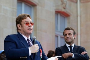 Emmanuelis Macronas ir Eltonas Johnas suvienijo jėgas kovai su AIDS