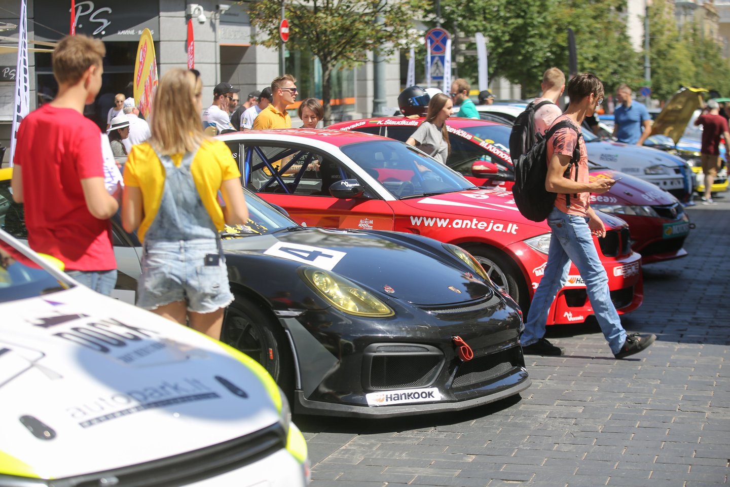 Vilniuje birželio 22-ąją buvo pristatyti 1006 km lenktynių dalyviai.<br> T.Bauro nuotr.