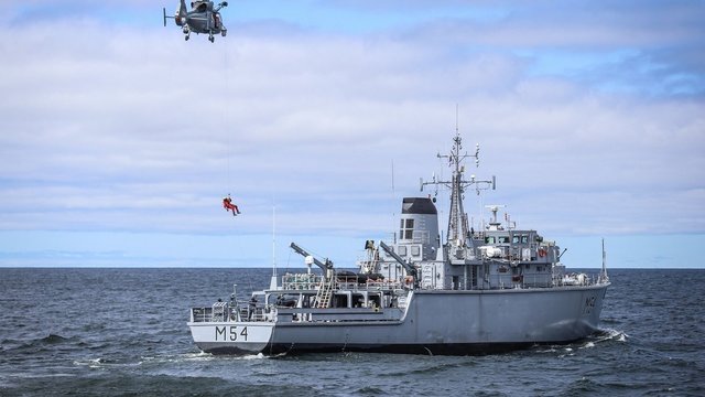 Lietuvos kariuomenės sraigtasparnis gelbėjo audros blaškomą lenkų jachtos įgulą