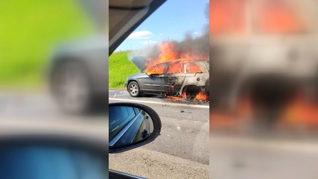Užfiksavo neįtikėtiną vaizdą: kelyje Vilnius-Kaunas automobilis degė atvira liepsna
