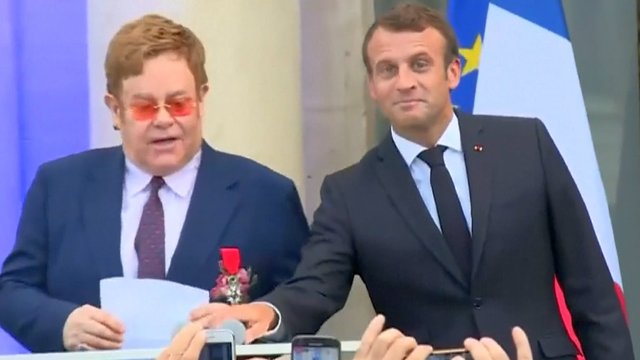 Prancūzijos prezidentas pagerbė E. Johną įteikdamas valstybinį apdovanojimą