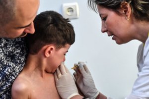 Tymų protrūkiai žmonių neįtikina: Rytų Europa skiepais pasitiki mažiausiai