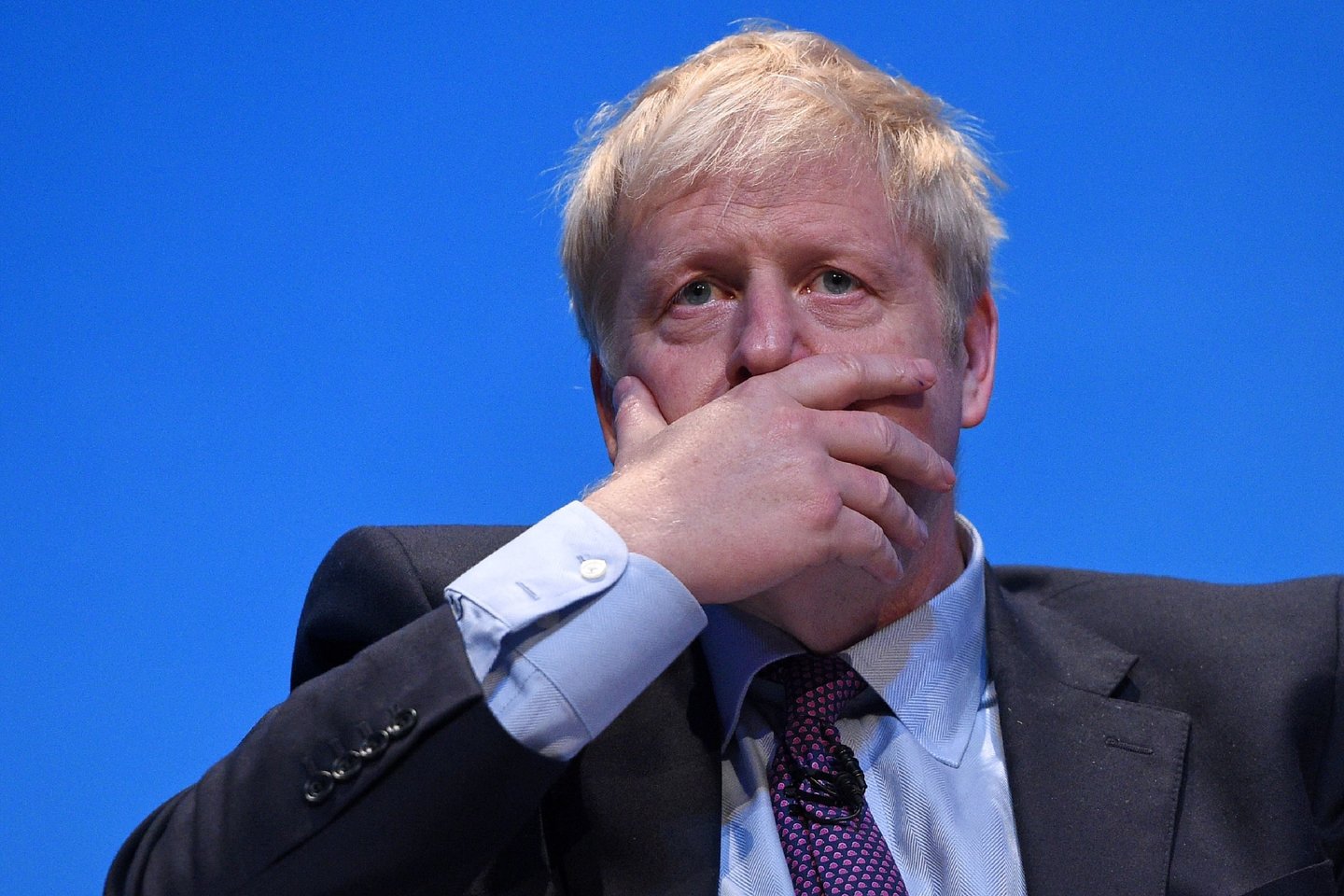  Borisą Johnsoną, vieną iš dviejų likusių pretendentų į Jungtinės Karalystės ministro pirmininko postą, sekmadienį jo partijos veikėjai spaudė paaiškinti pranešimus apie policijos apsilankymą išprovokavusį kivirčą artimoje aplinkoje.<br> AFP/Scanpix nuotr.