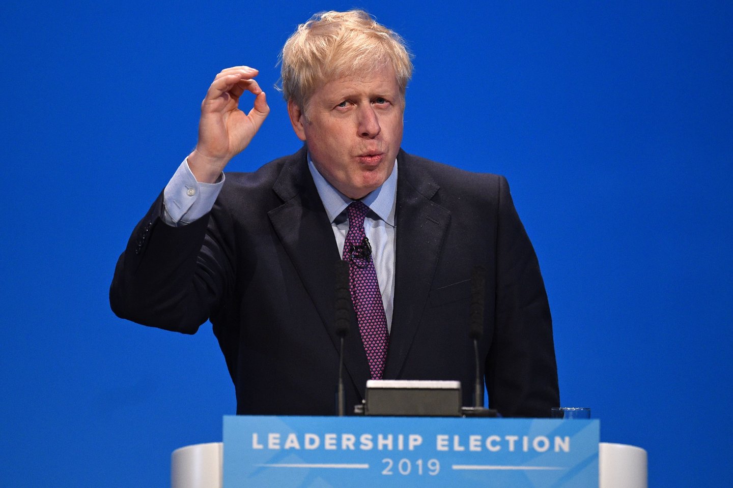  Borisą Johnsoną, vieną iš dviejų likusių pretendentų į Jungtinės Karalystės ministro pirmininko postą, sekmadienį jo partijos veikėjai spaudė paaiškinti pranešimus apie policijos apsilankymą išprovokavusį kivirčą artimoje aplinkoje.<br> AFP/Scanpix nuotr.