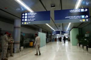 Jemeno sukilėlių išpuolis Saudo Arabijos oro uoste: vienas žmogus žuvo, 21 sužeistas