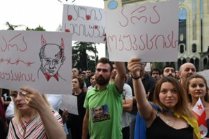 Gruzijoje tęsiasi protestai prieš „putinizmą“, kino teatrai atsisako filmų rusų kalba