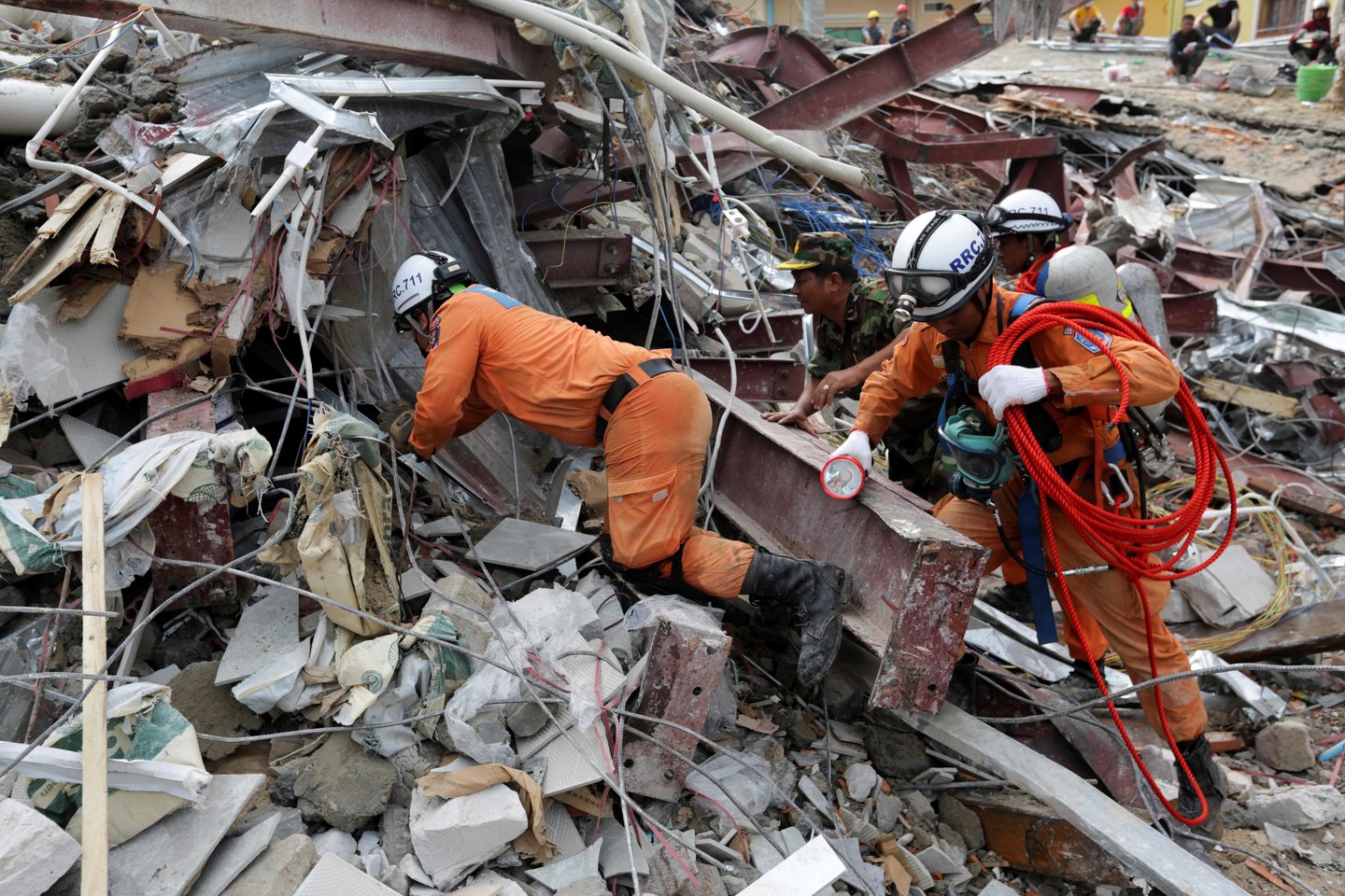 Darbo ir profesinio parengimo ministerija nurodė, kad sugriuvusiame pastate buvo 30 darbininkų<br> AFP/Scanpix nuotr.