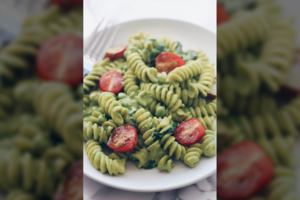 Makaronai su nuostabiu žirnelių, špinatų ir pistacijų pesto padažu