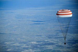 Pirmoji po nesėkmingo raketos starto į TKS išskridusi įgula sugrįžo į Žemę