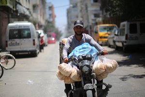 Izraelis dėl padegamųjų balionų sustabdė kuro tiekimą į Gazos Ruožą
