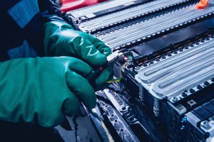 Paaiškino, kodėl svarbu perdirbti elektromobilių baterijas: naikinamos ištisos ekosistemos