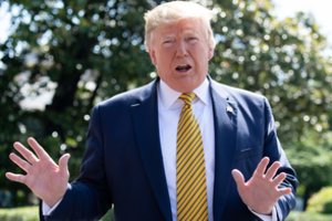 D. Trumpas pagrasino „triuškinamu“ atsaku į bet kokią Irano ataką