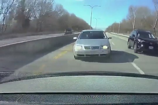 Pamatęs, ką daro iš paskos važiuojanti moteris, išpūtė akis – tokio reginio nesitikėjo