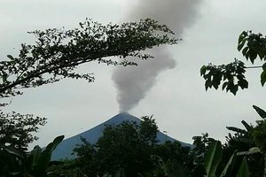 Papua Naujojoje Gvinėjoje ugnikalnis spjaudosi pelenais, paskelbtas išsiveržimo pavojus