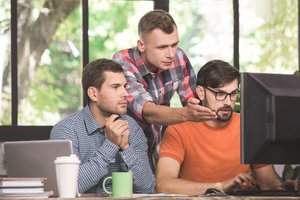 Trūksta ne tik programuotojų – kokiems dar IT specialistams darbdaviai pasirengę mokėti dvigubai?
