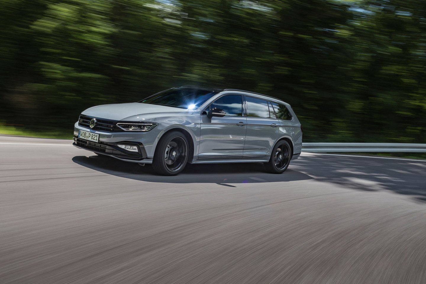  Pirmieji atnaujinti „Volkswagen Passat“ modeliai klientams bus pristatyti rugsėjį. <br> Gamintojo nuotr.