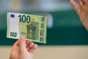 Policininkais apsimetę sukčiai iš šveicarės pavogė 3,3 mln. eurų