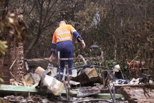 Herojiškų kaimynų pastangų išgelbėti šeimai neužteko: ugnis nusinešė 3 vaikų gyvybes