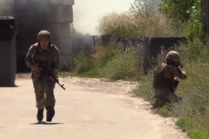 Rytų Ukrainoje netikėti manevrai: kariai traukiasi