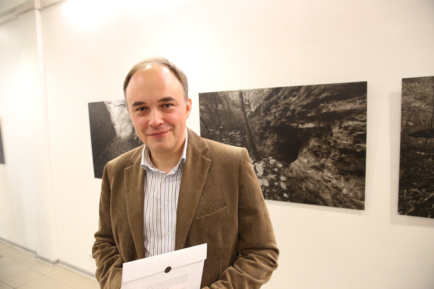 Fotomenininkas Gintaras Česonis prie savo darbų Prospekto galerijoje.<br> R.Danisevičiaus nuotr.