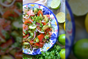 Greitai paruošiamos vasariškos pomidorų, agurkų ir avokadų salotos