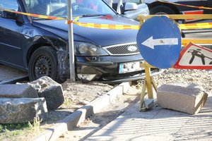 Remontuojamas kelias vairuotojams – tarsi užkeiktas: automobiliai dūžta vienas po kito
