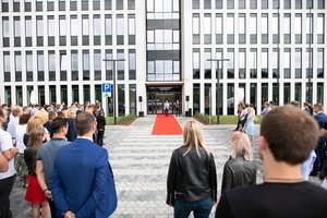 Gelžbetonio gamintojai pasistatė biurą kaip ir pridera – su daug betono ir stiklo