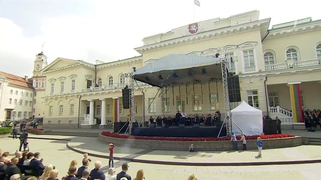 Nemokamos dainos D. Grybauskaitei piktina atlikėjus ir prodiuserius