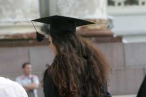 Po bakalauro gynimo – emocijų pliūpsnis ir studentės perspėjimas, kur nestoti