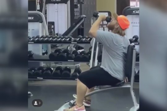 Galvojo, kad niekas nemato: vyro veiksmai sporto klube tapo interneto hitu