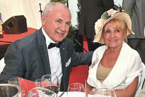 Milijardierių ginčai nesibaigia: šeimą bando atskirti nuo turtų