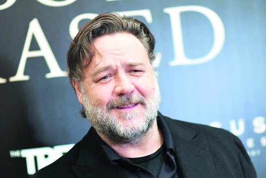 Russellas Crowe prisiminė, kap įkaušęs nusipirko dinozauro kaukolę