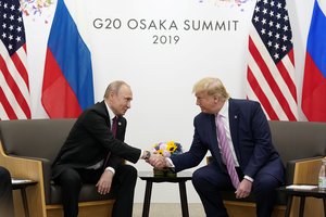 Iš besišypsančio D. Trumpo lūpų – įspėjimas V. Putinui