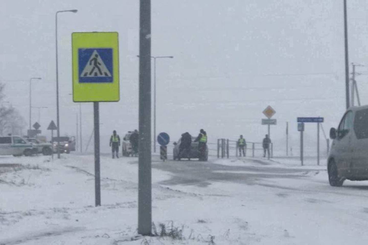 Į teismą keliauja Joniškyje plėšimą bandę įvykdyti šiauliečiai.<br>Stop kadras iš vaizdo įrašo.