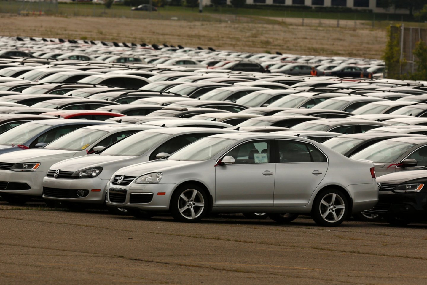  JAV rinkoje „Volkswagen AG“ iš savininkų išpirko daugiau nei 300 tūkst. automobilių.<br> AFP/Scanpix nuotr.