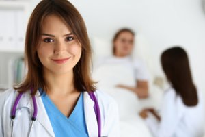 Medikai kviečiami dirbti mažesniuose regionuose: žada apmokėti rezidentūros studijas