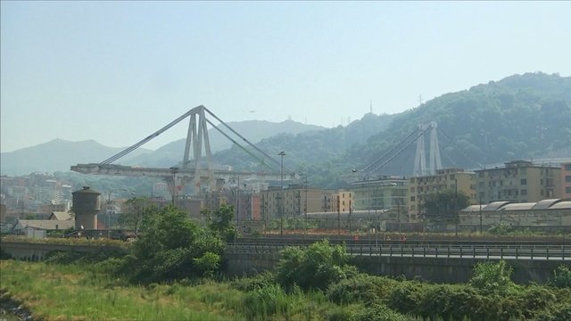 Vaizdai iš įvykio vietos: Genujoje susprogdintas tiltas, pražudęs 43 žmones
