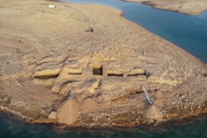 Sausra pasitarnavo bent archeologams – virš vandens iškilo senoviniai rūmai