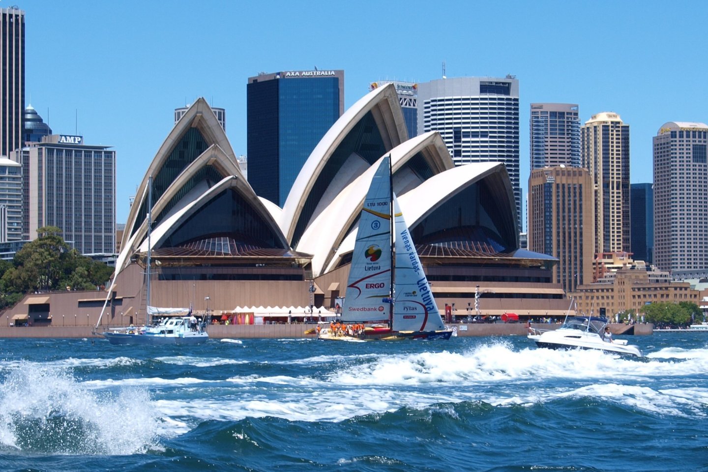 Plaukiant aplink Australiją reikėjo skubėti, kad „Ambersail“ jachta visur spėtų laiku. Įspūdingoje kelionėje netrūko nuotykių, o draugiją buriuotojams dažnai palaikė delfinai.<br> „Tūkstantmečio odisėjos“ archyvo nuotr.