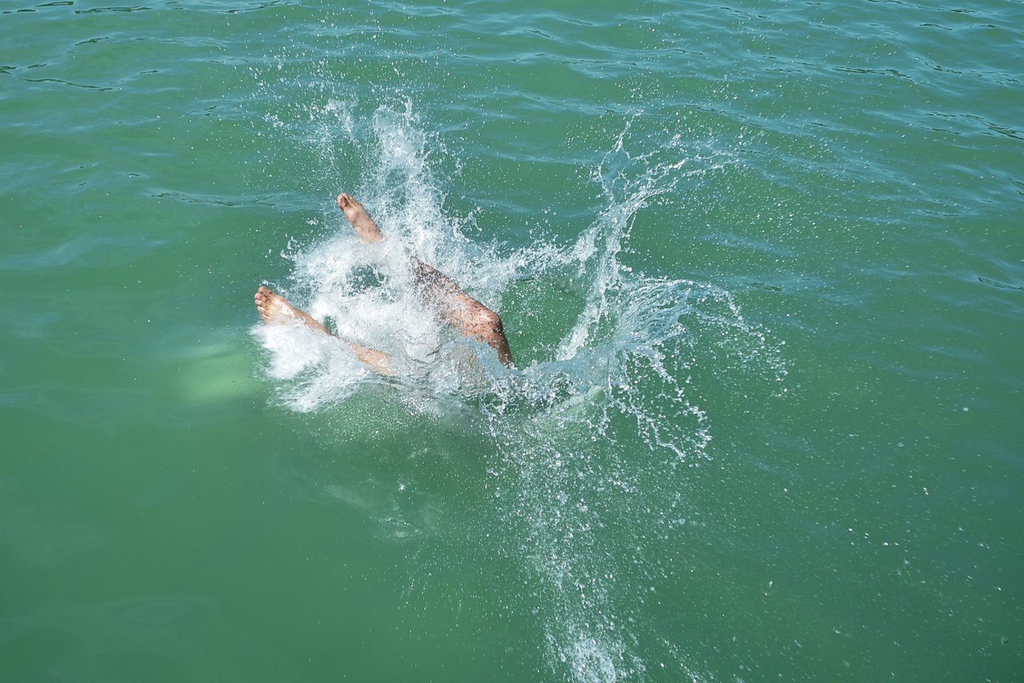 Nardant, o ypač šokinėjant į vandenį nuo kranto ar tramplinų, galima ne juokais susižeisti.<br>V.Ščiavinsko nuotr.