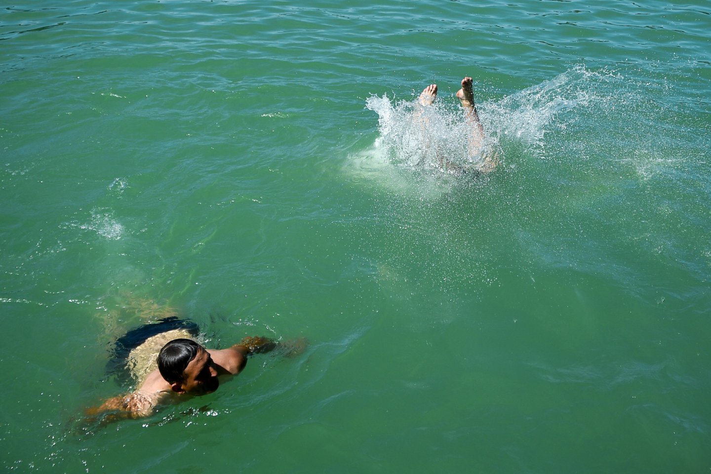Nardant, o ypač šokinėjant į vandenį nuo kranto ar tramplinų, galima ne juokais susižeisti.<br>V.Ščiavinsko nuotr.